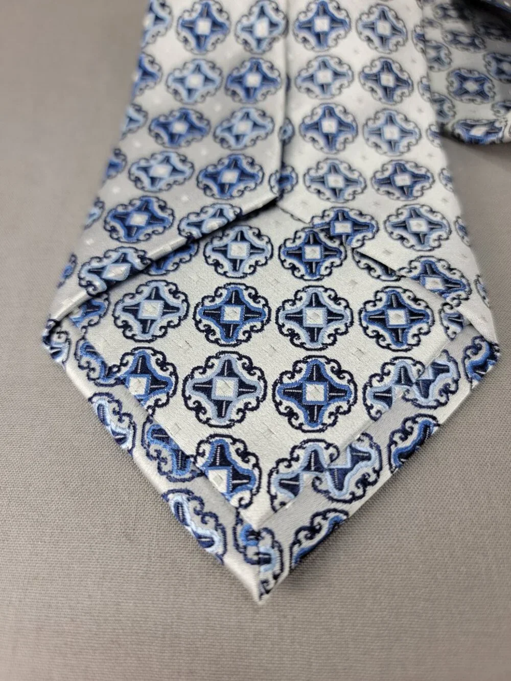 DC Daniel Craig Silk Necktie Tie Mens Silver Blue Foulard Medallion